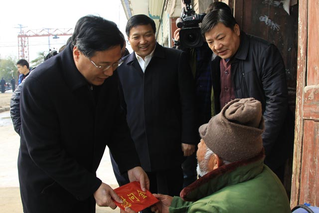 吴存荣一行到颍上县八里河镇看望慰问困难群众