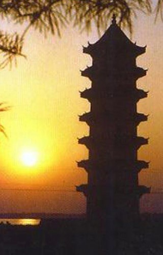夕阳下的凝春塔