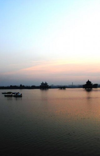 夕阳映照八里河